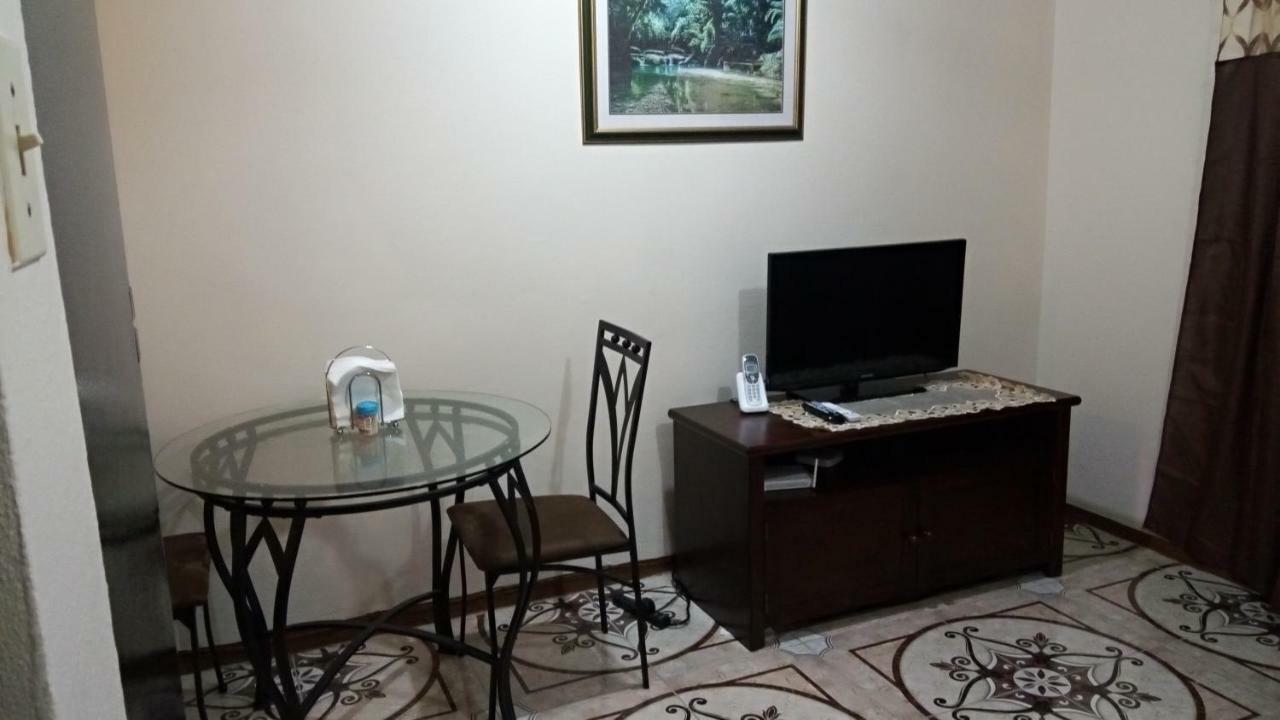 Oaklands Oasis Appartement Kingston Buitenkant foto